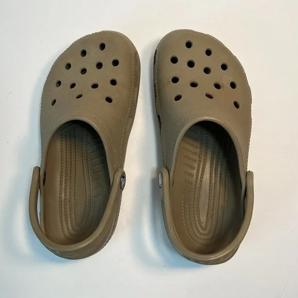 CROCS Men’s size 5 in tan Sandals - Picture 2 of 9